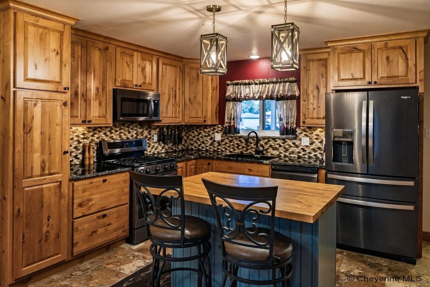 3532 Sunrise Rd, Cheyenne WY - photo 2 of 35