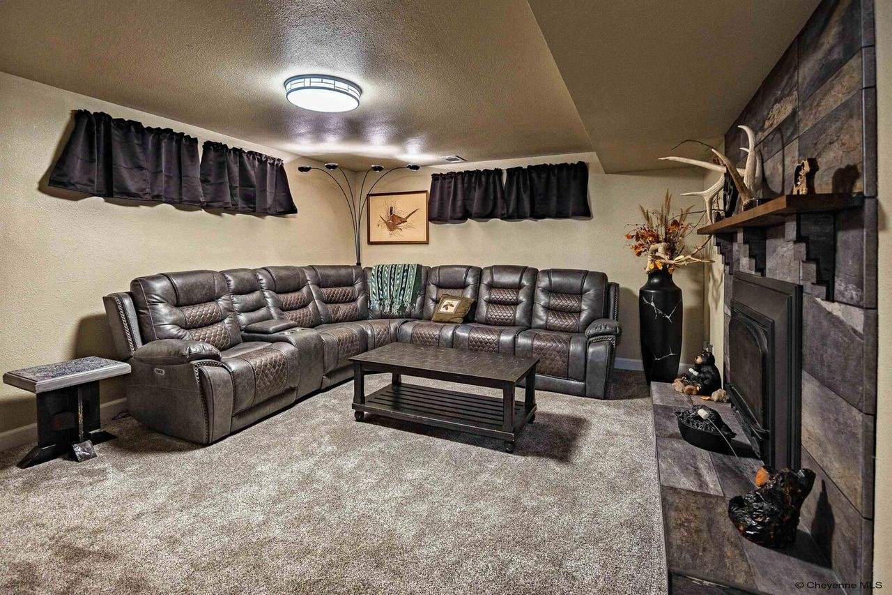 3532 Sunrise Rd, Cheyenne WY - photo 3 of 35